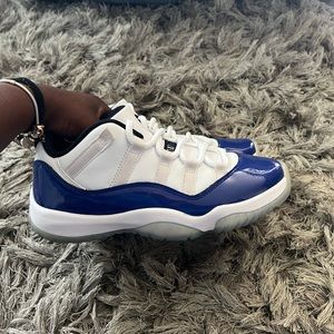 USED Jordan 11 low (Women’s  7 Men 5.5)